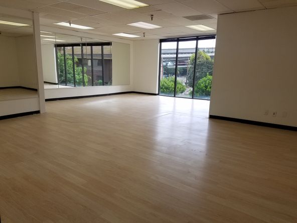 GOOD LOOKING OFFICE, NEW WOOD FLOORING. EASY LEASE